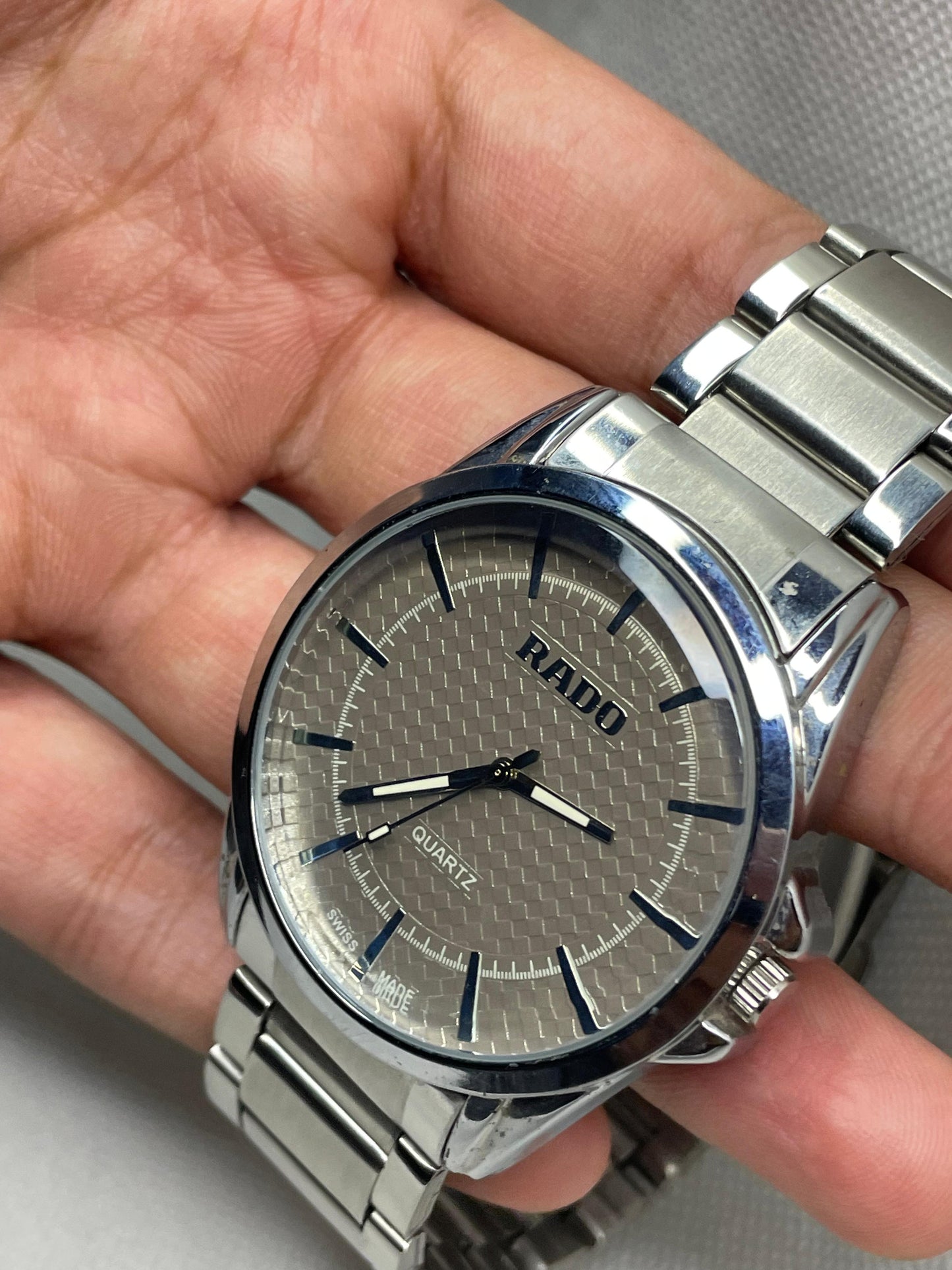 Premium Men’s Silver Wrist Watch – Luxury Design, Durable & Elegant Timepiece